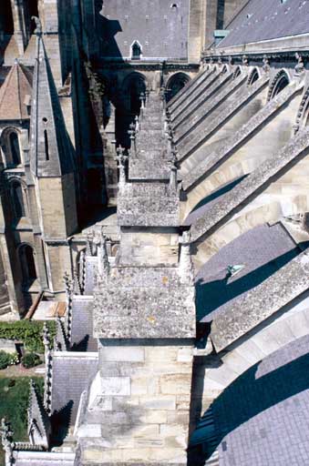 Vue extérieure : culées des arcs boutants côté sud du choeur.