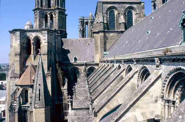 Vue d'ensemble extérieure du flanc sud, depuis l'est.