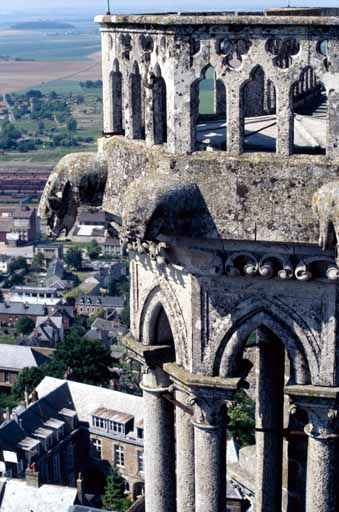 Détail de la tour nord et vue extérieure de la façade ouest.