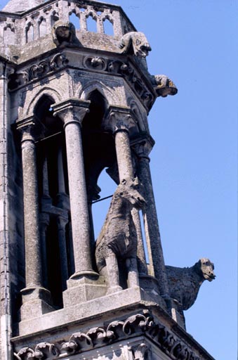 Vue extérieure : détail des boeufs de la tour nord.