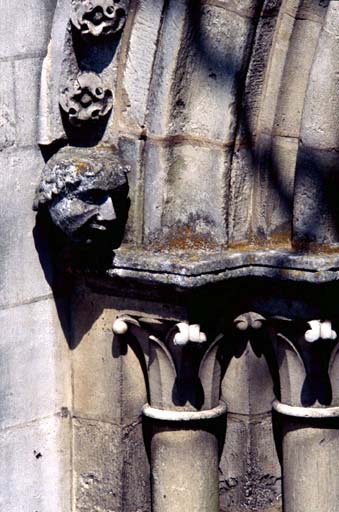 Vue extérieure de la tour nord : détail de sculpture.