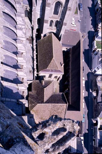 Vue du cloître et de la salle capitulaire depuis la tour sud de la façade.