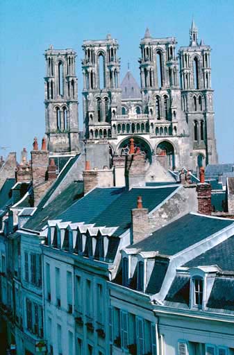 Vue de la cathédrale au-dessus des toits.