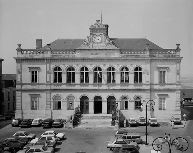 Elévation antérieure de l'hôtel de ville sur la place