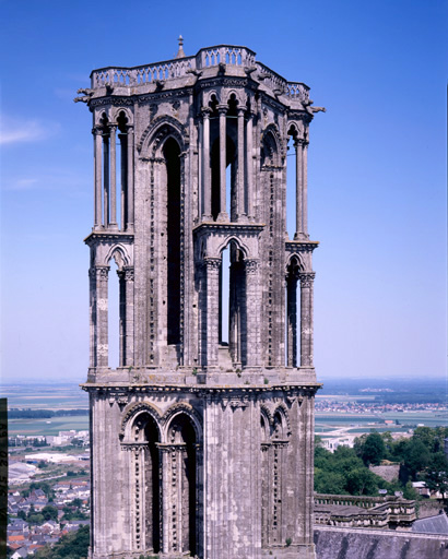 Vue extérieure : la tour dite de Saint-Paul, sur le bras nord du transept.