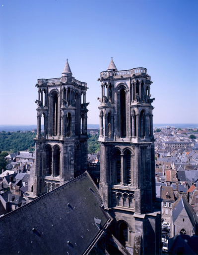 Vue extérieure : les tours de façade vues d'une des tours du transept.