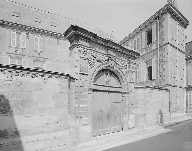 Elévation sur rue et vue partielle de l'Hôtel-Ecole