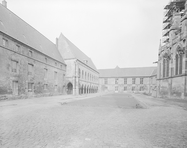 Vue d'ensemble de la cour