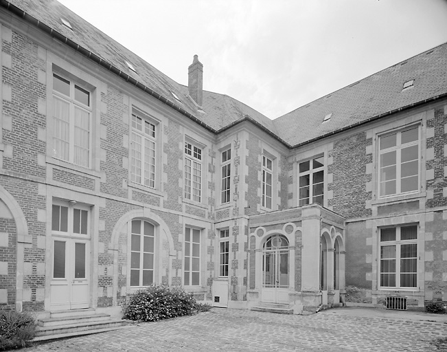 Vue partielle de la cour