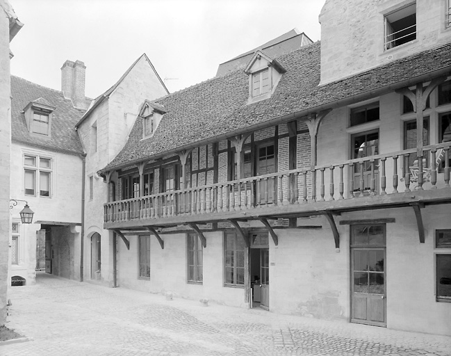 Elévation de la galerie et vue de l'aile Sud sur cour