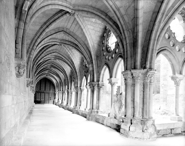 Vue de la galerie est du cloître.