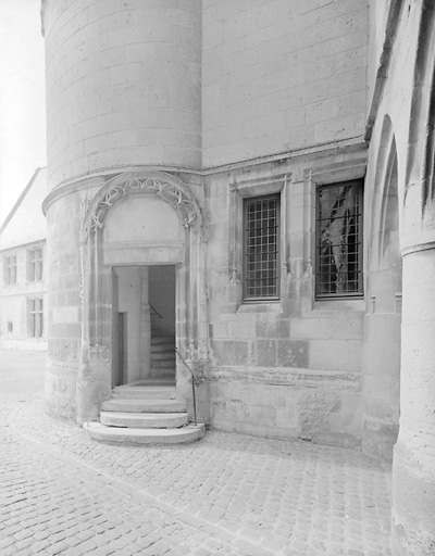 Détail de la porte et vue de la tourelle d'escalier sur cour