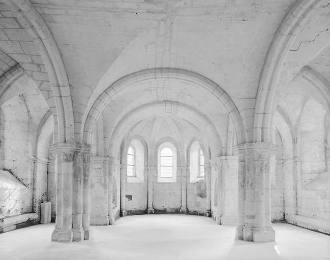 Vue générale vers le choeur de la chapelle basse