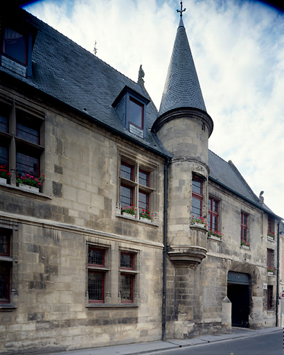 Elévation, avec le portail et vue de la façade sur rue