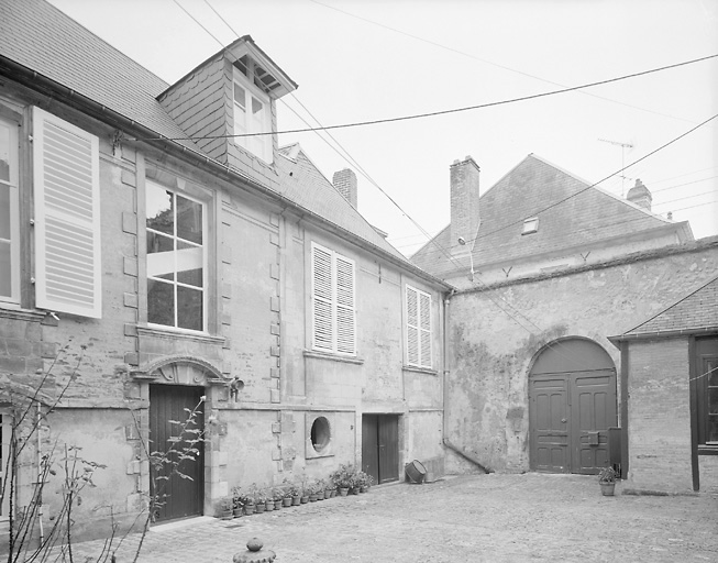 Vue de l'aile Est et du portail sur rue, du logis
