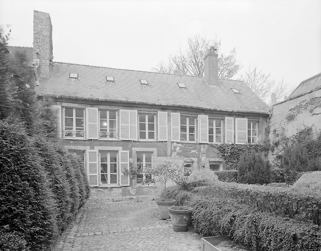 Vue d'ensemble du bâtiment en fond de cour