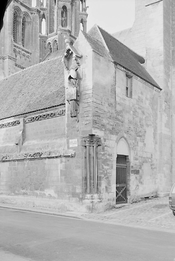 Vue d'ensemble de l'angle Sud-Est sur rue du cloître