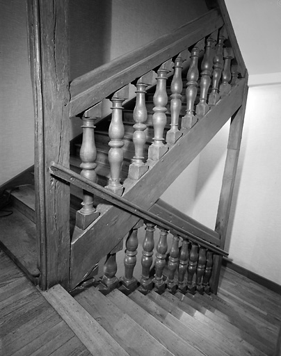 Vue du palier du 1er étage où se trouve l'escalier