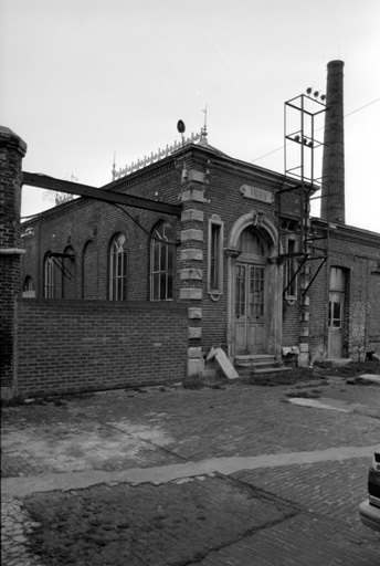 Vue de la salle des machines et des ateliers de fabrication.