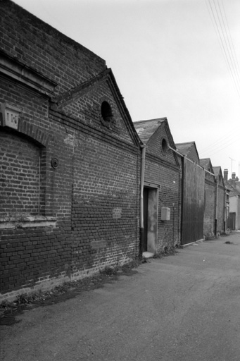 Atelier de fabrication et entrepôts industriels, flanc ouest.