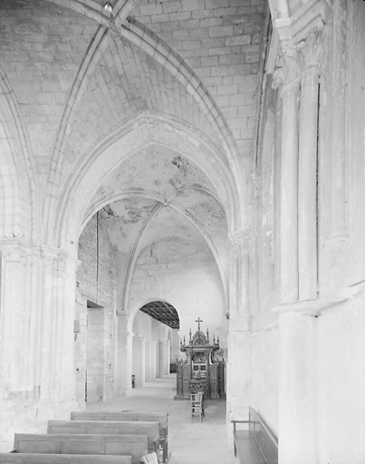 Vue intérieure de la première travée du bas-côté nord du choeur, du croisillon nord du transept, et du bas-côté nord de la nef.