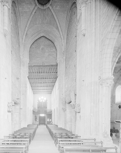 Vue intérieure de la nef en direction de l'ouest.