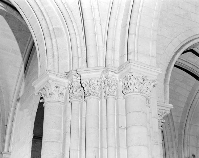 Chapiteau du pilier d'angle nord est du bras nord du transept, face regardant le portail nord.