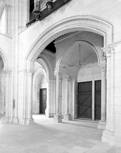 Vue intérieure. Les deux tribunes d'orgue.