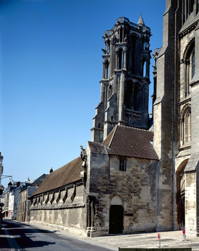 Vue extérieure du cloître depuis la rue.