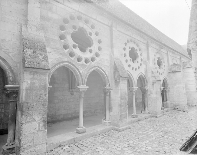 La nef, vue vers l'entrée.