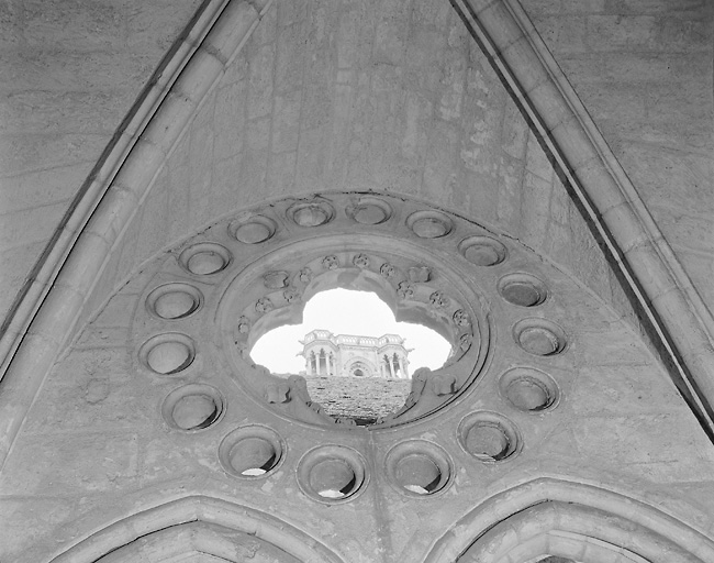 Oculus, vue de l'intérieur du cloître.