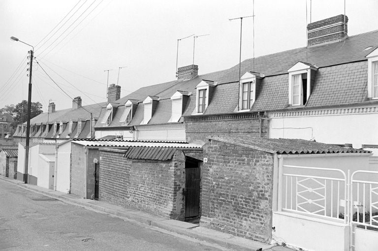 Logements d'ouvriers dits les Casernes (rue Louise Michel).