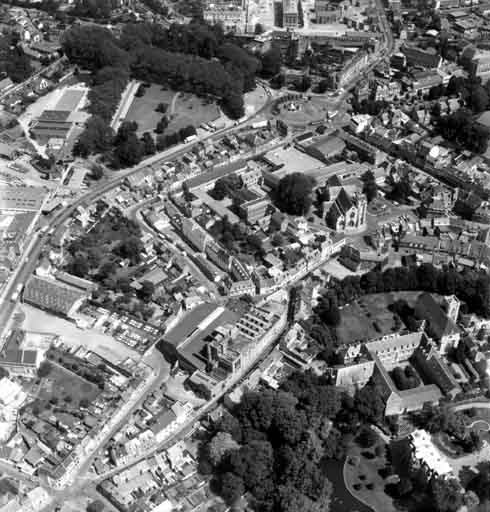 Vue aérienne, flanc ouest.