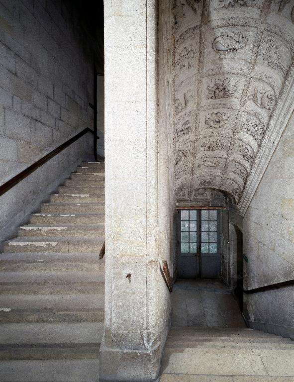 Vue des deux premières volées du grand escalier du logis.