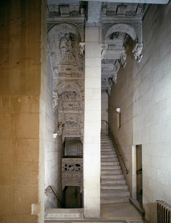 Vue du petit escalier droit du logis, depuis le couloir du premier étage.