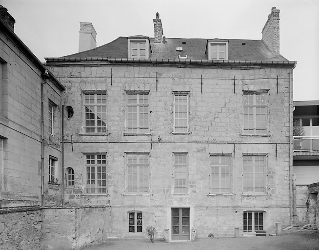 Le pavillon central, vue d'ensemble.