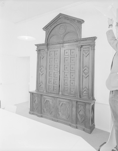 Placard, buffet, meuble à pharmacie (?)