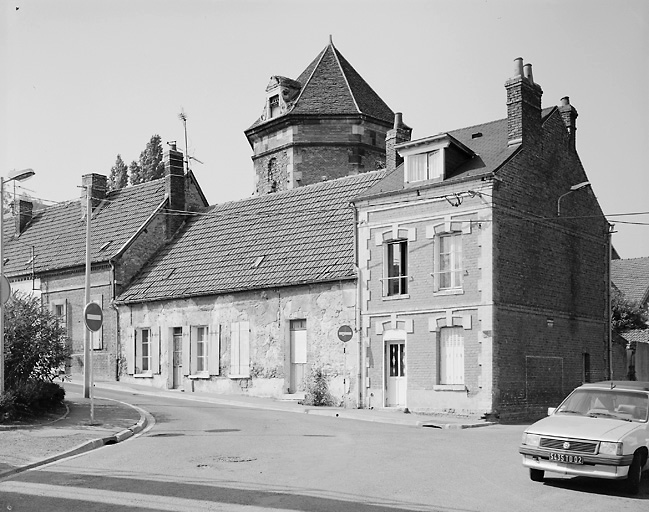 Le colombier et les logements aménagés dans les anciennes étables.