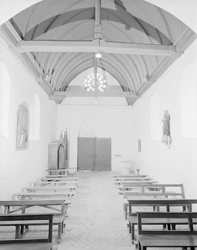 L'intérieur de la nef, en direction de l'entrée.