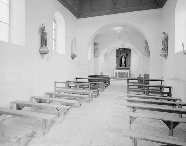 L'intérieur de l'église, en direction du choeur.