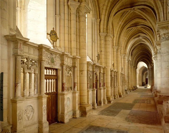 Vue d'ensemble des chapelles du côté sud du choeur.