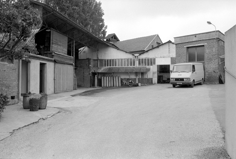 Atelier de fabrication et cour.