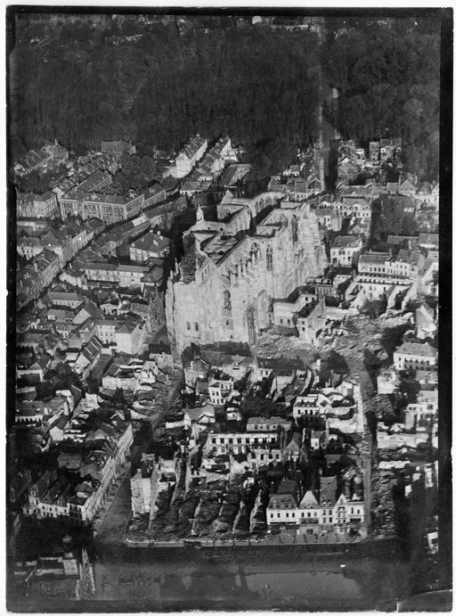 Vue aérienne de la basilique et de son environnement, vers 1918.