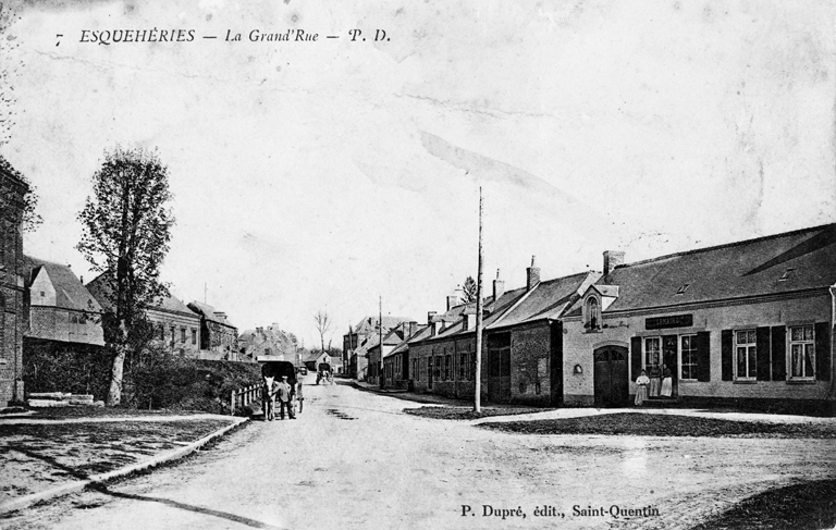 L'ancienne Grande-Rue (rue du Général de Gaulle), d'ouest en est, vers 1900 (AD Aisne).