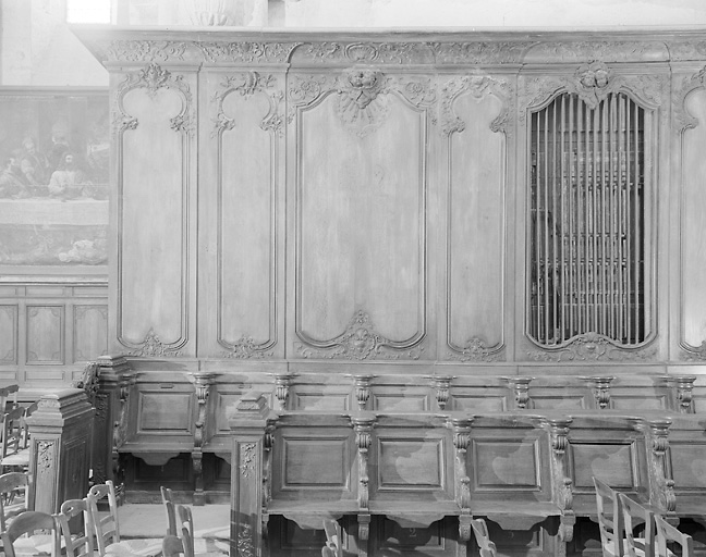 Vue partielle des lambris des stalles occupant le nord du choeur, avec l'orgue de choeur