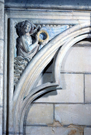 Arcature de la 2e chapelle nord de la nef, écoinçon de gauche : ange tenant une couronne.