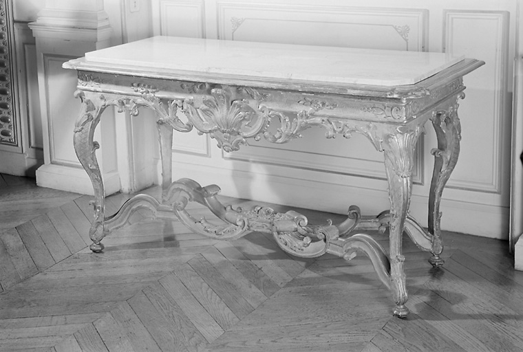 Table (table d'applique), console.