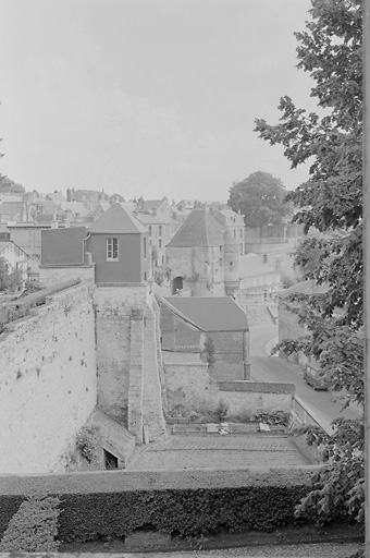 La courtine sud, une tour et la porte d'Ardon vus d'une des fenêtres de la préfecture.