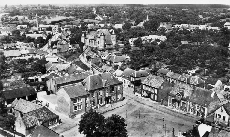 Vue aérienne du village, vers 1956 (coll. part.).