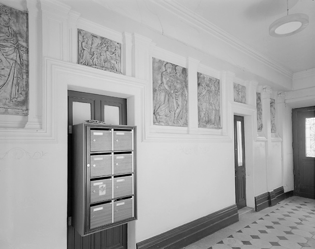 Vue d'ensemble du passage d'entrée, où sont disposés les bas reliefs